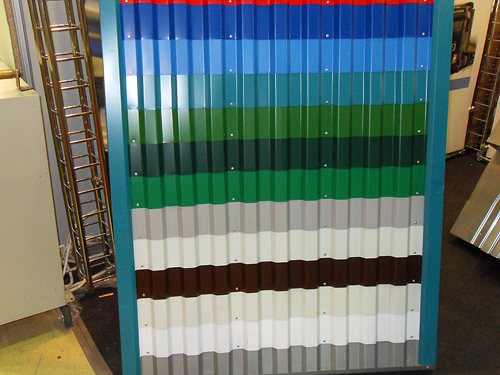 Примеры полимерного окрашивания профлиста С21-1000 в цвета от темно-синего (RAL 5002) до металлика "белый алюминий" (RAL 9006).